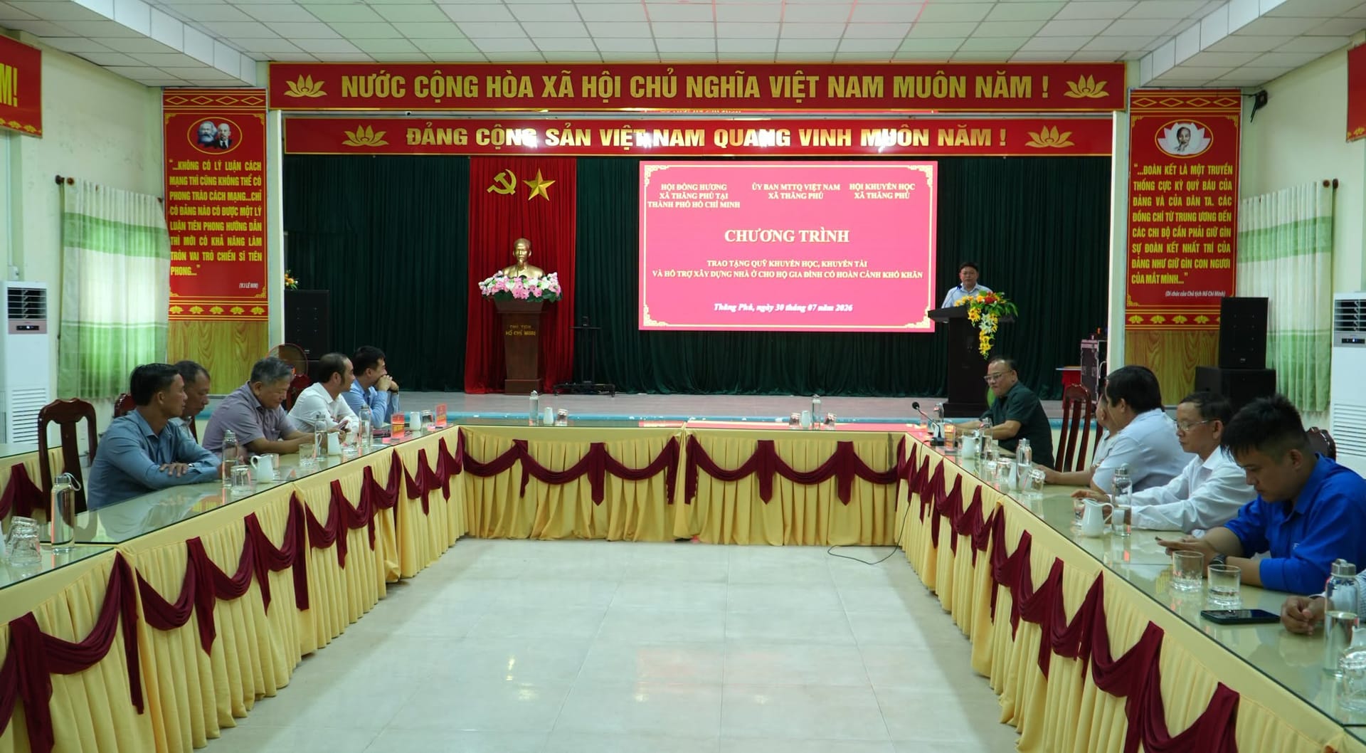 Hội Đồng Hương Thăng Phú trao tặng 120 triệu đồng hỗ trợ an sinh và khuyến học cho quê hương