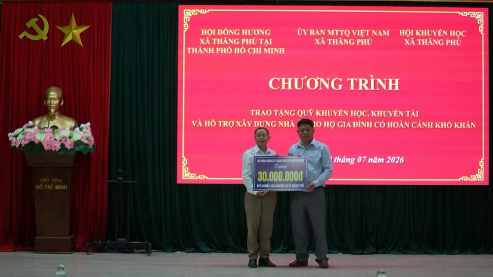 Hội Đồng Hương Thăng Phú trao tặng 120 triệu đồng hỗ trợ an sinh và khuyến học cho quê hương